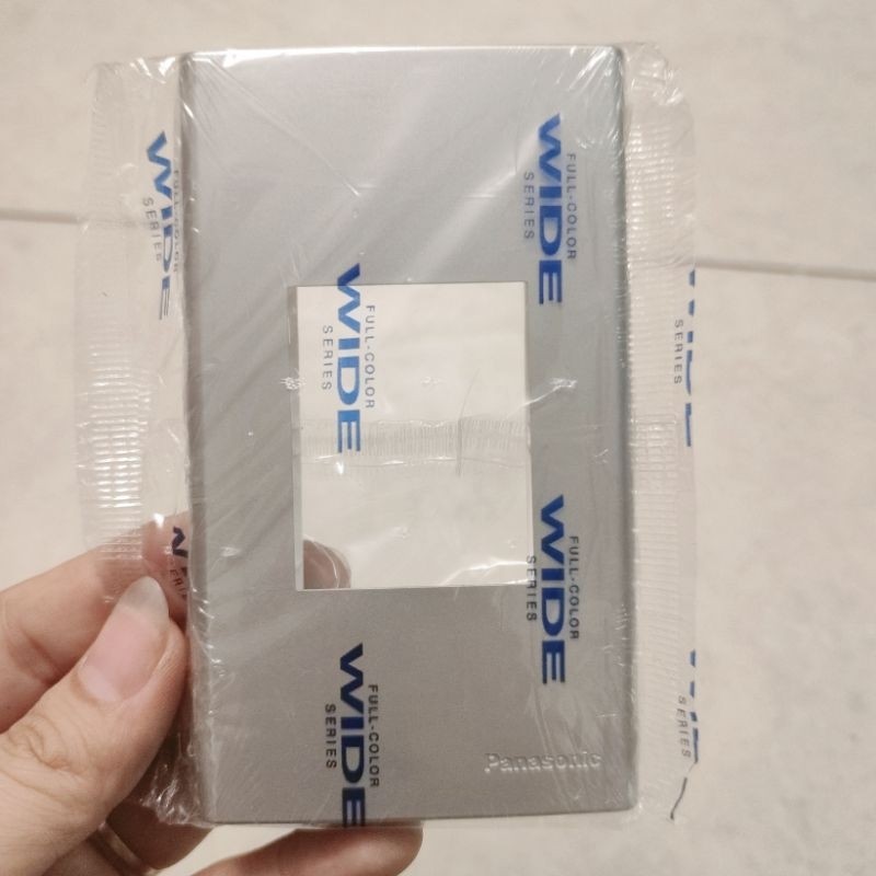 Mặt ổ cắm đơn 3 chấu màu trắng bạc ánh kim dòng Refina Panasonic WEV680290MW - Hình ảnh 2