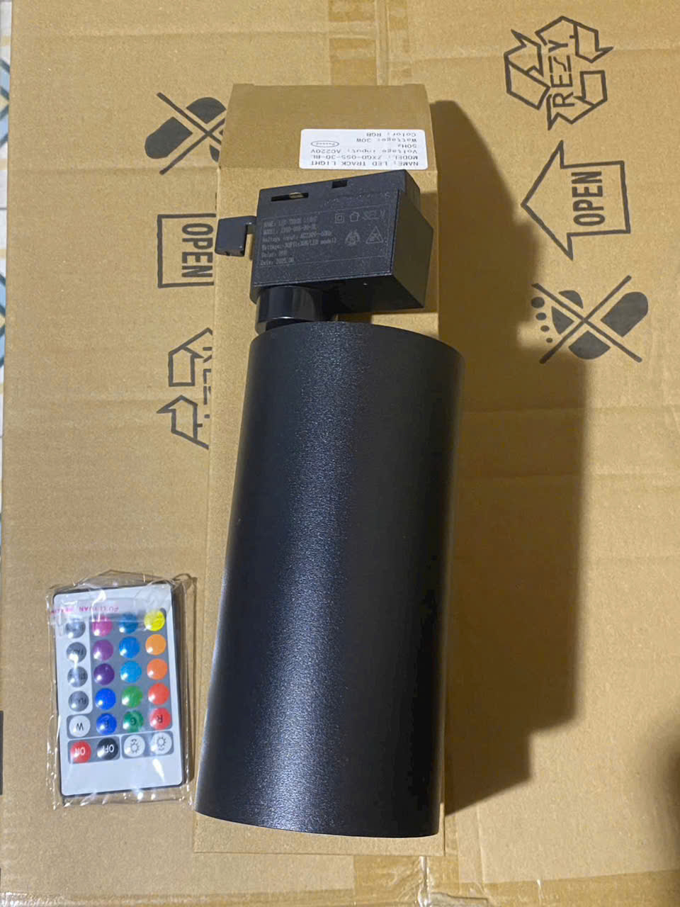 Đèn rọi ray 30W điều khiển remote đủ màu xanh đỏ tím vàng